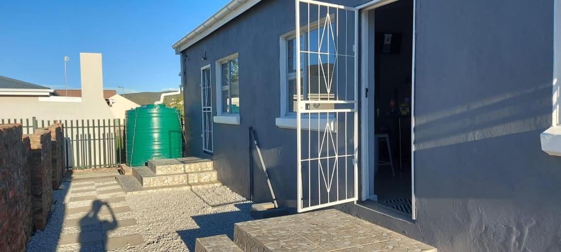 Apartamento Tj Self-Catering Graaff-Reinet Exterior foto