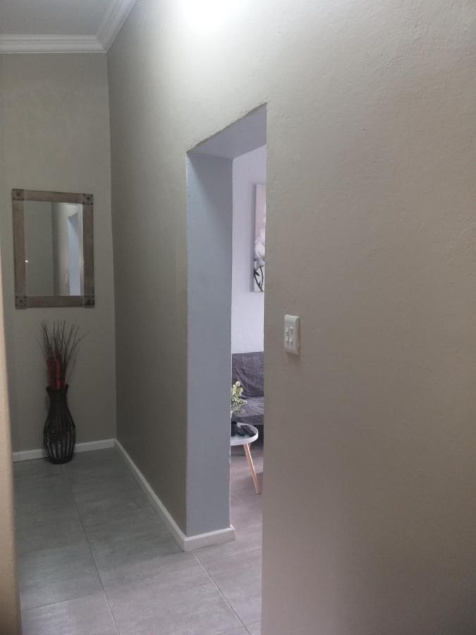 Apartamento Tj Self-Catering Graaff-Reinet Exterior foto