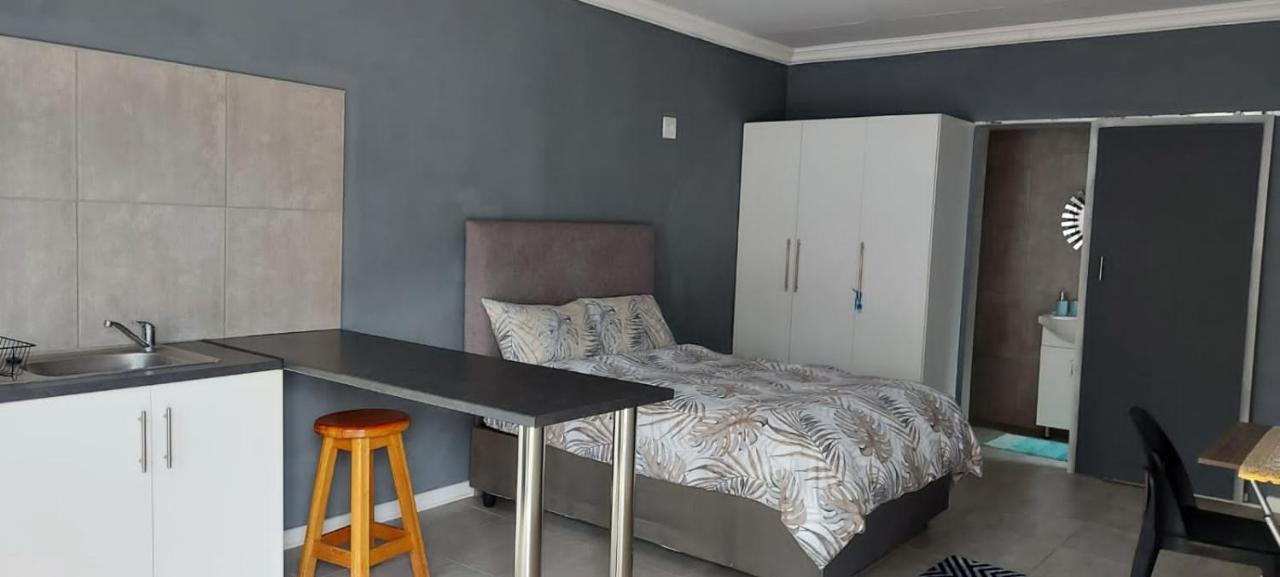 Apartamento Tj Self-Catering Graaff-Reinet Exterior foto